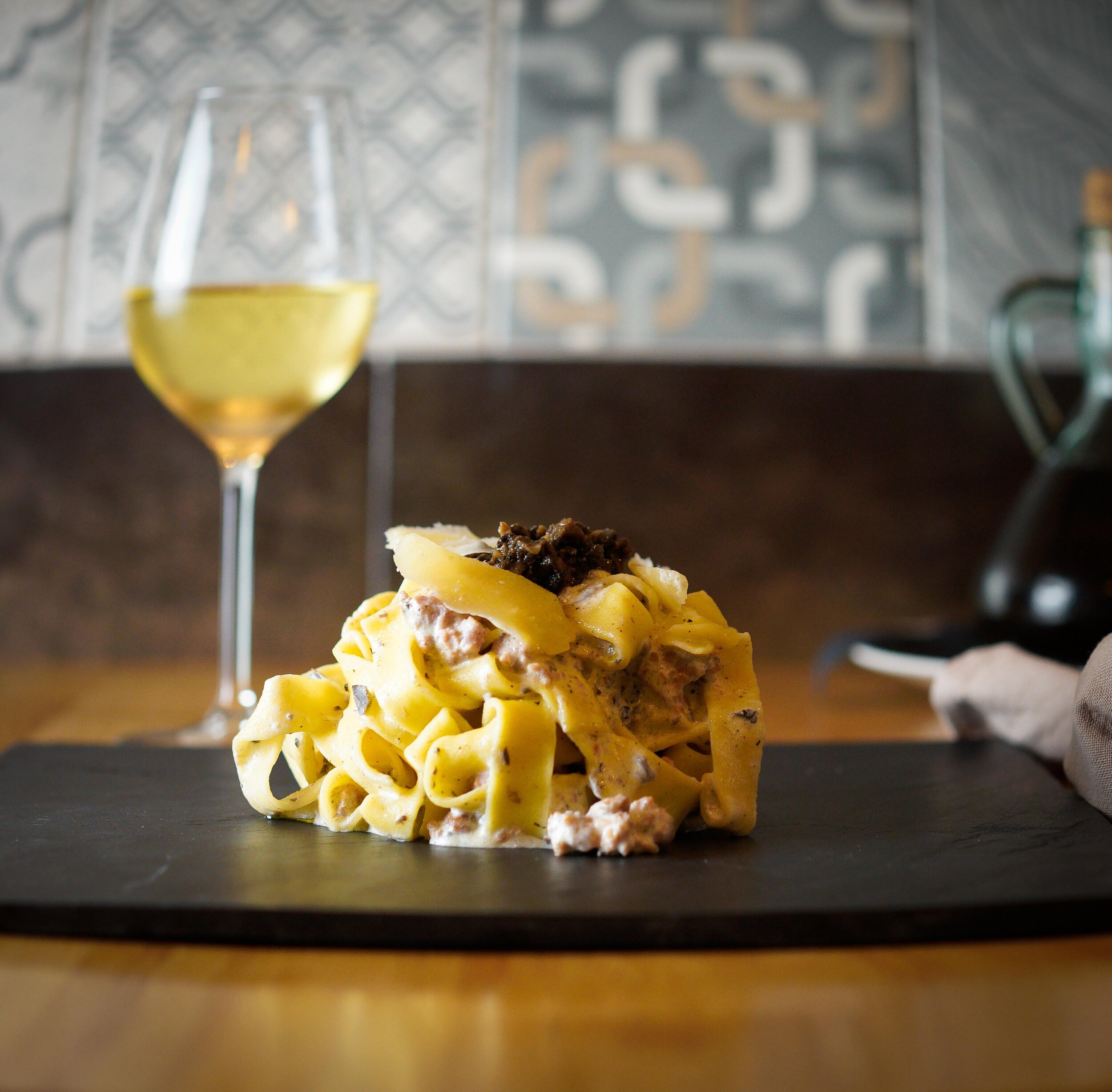 Pasta con salchichas, trufa y nata